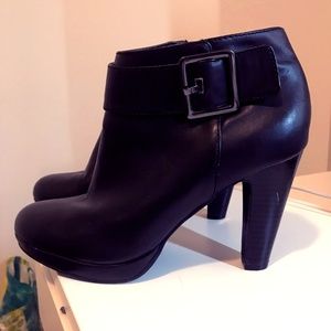Giani Bernini Booties with buckle